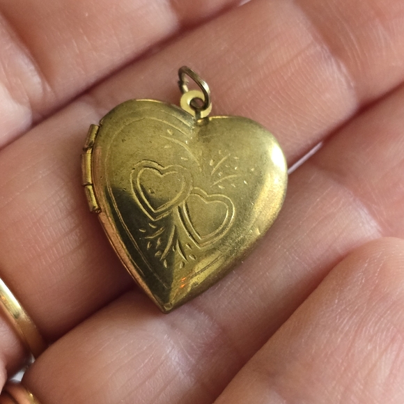Vintage heart locket pendant gold tone photo holder - Picture 10 of 13
